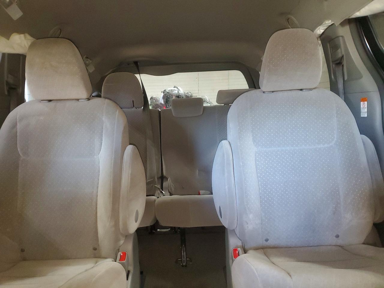 2017 TOYOTA SIENNA LE photo 10
