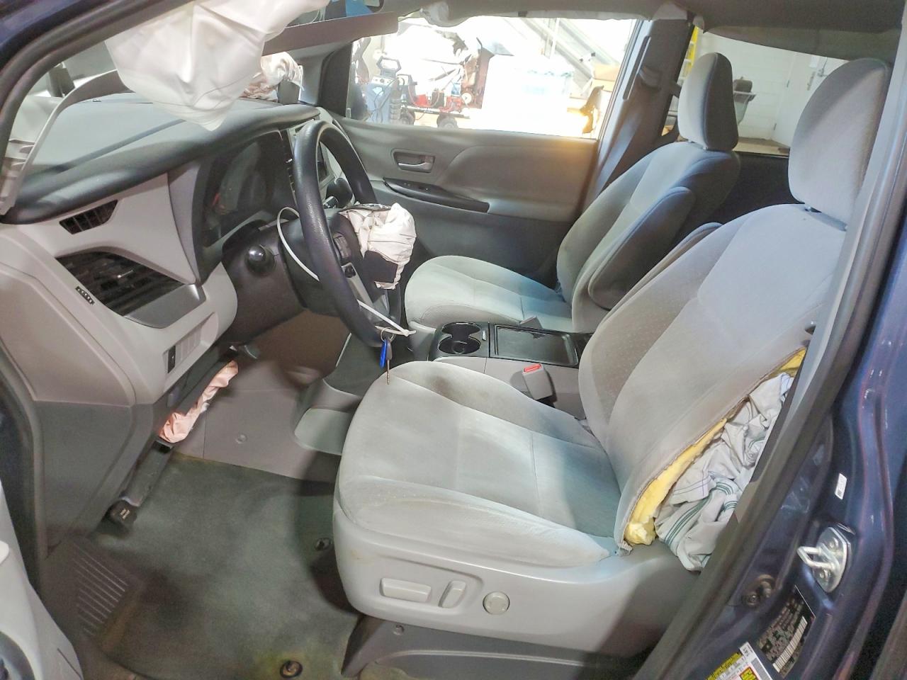2017 TOYOTA SIENNA LE photo 7