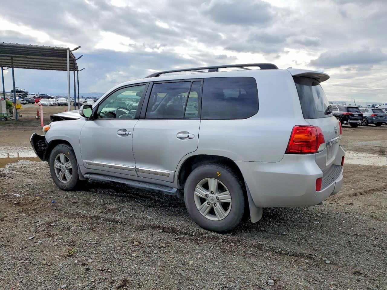 2013 TOYOTA LAND CRUISER photo 2