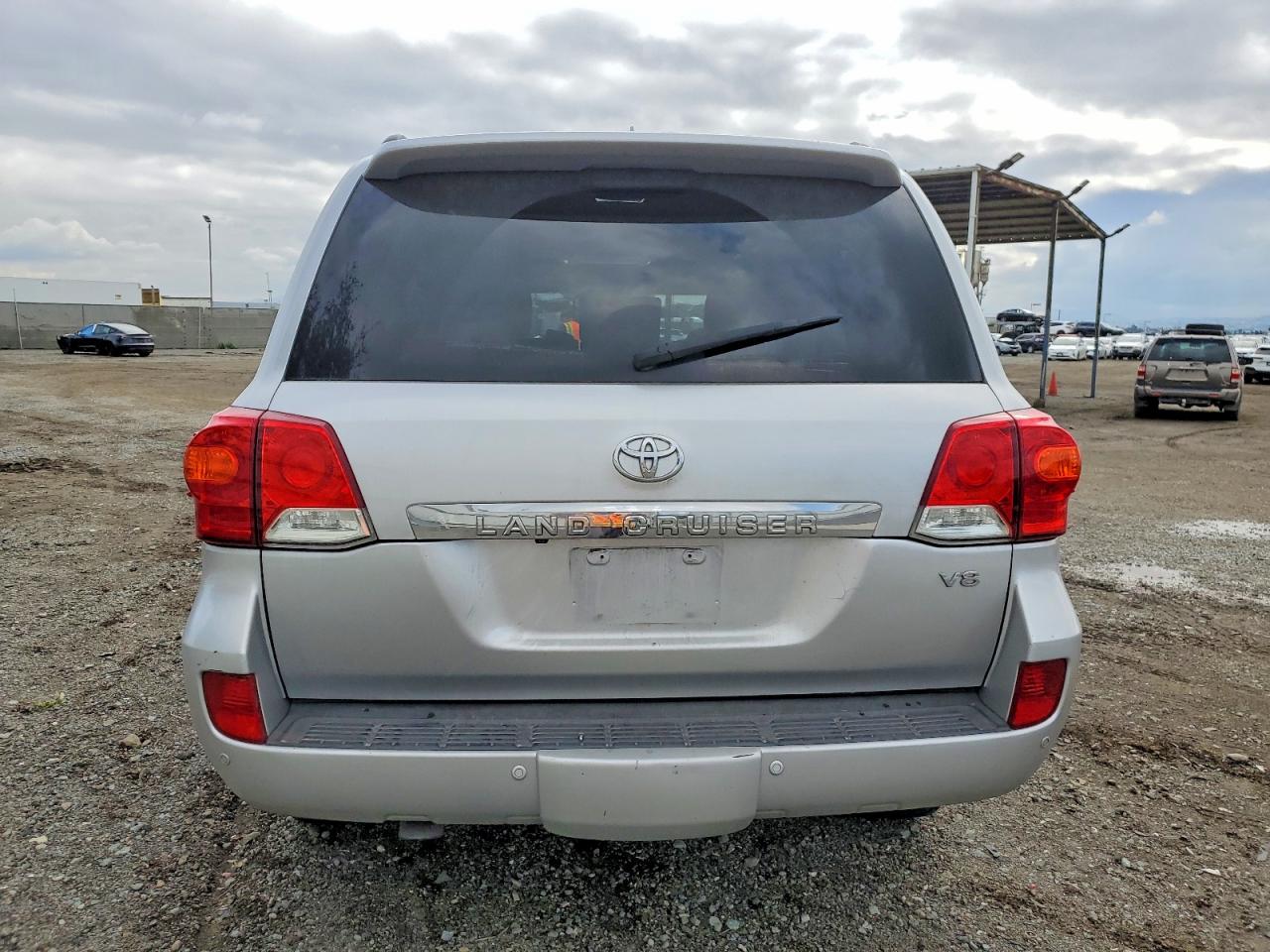 2013 TOYOTA LAND CRUISER photo 6