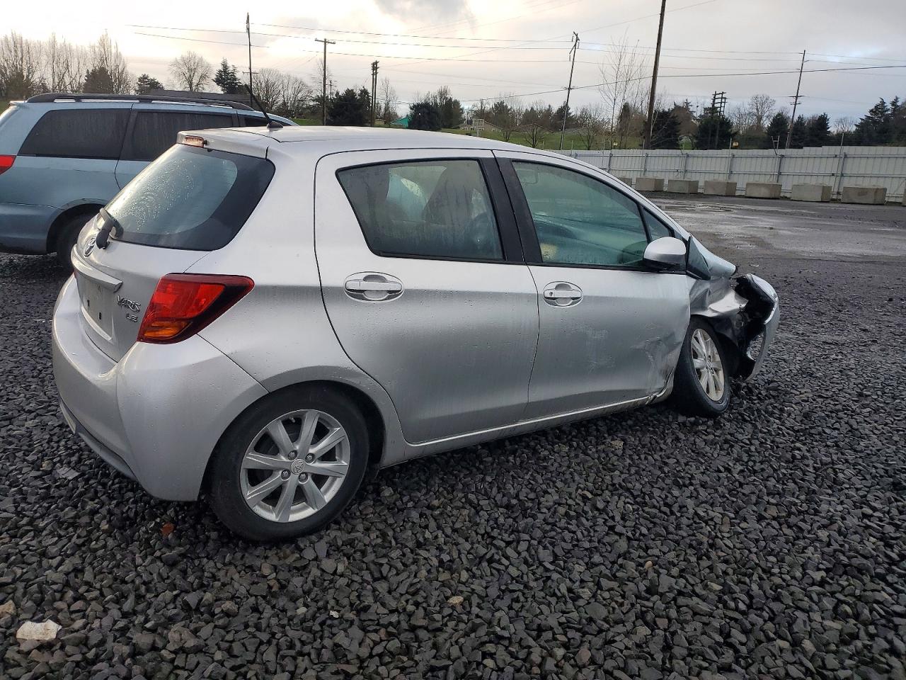 2015 TOYOTA YARIS photo 3