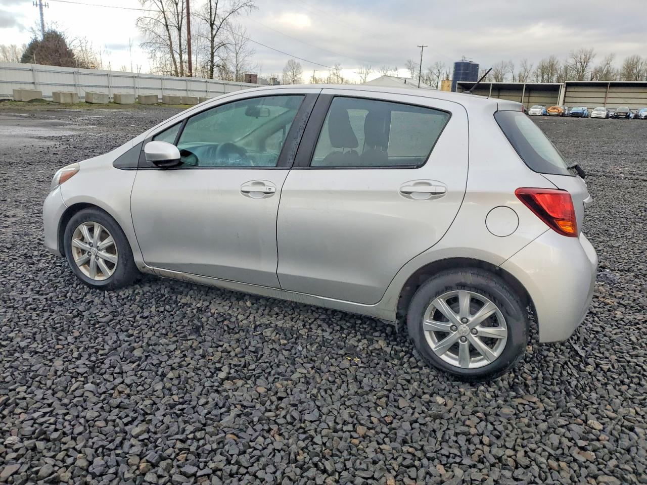 2015 TOYOTA YARIS photo 2