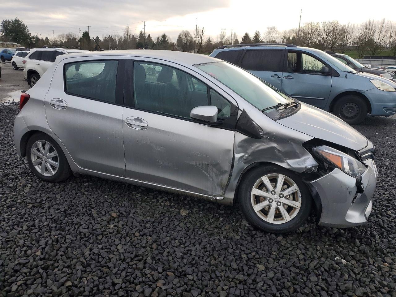 2015 TOYOTA YARIS photo 4
