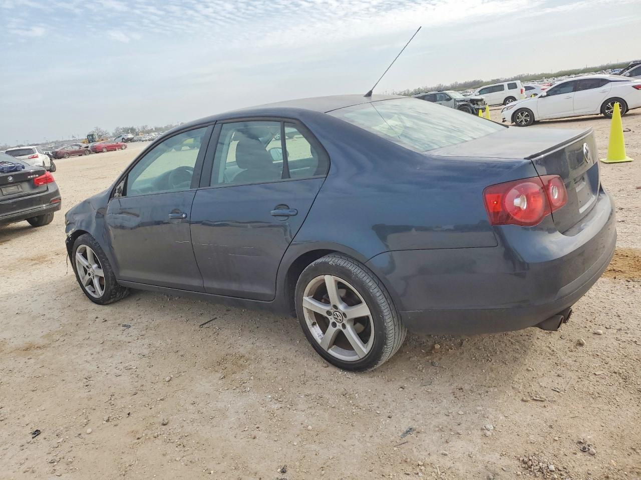 2009 VOLKSWAGEN JETTA S photo 2