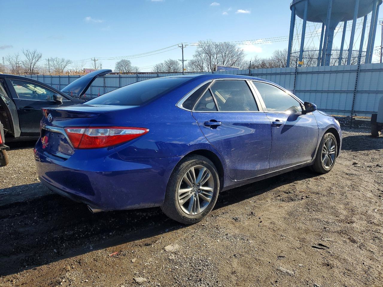 2016 TOYOTA CAMRY LE photo 3