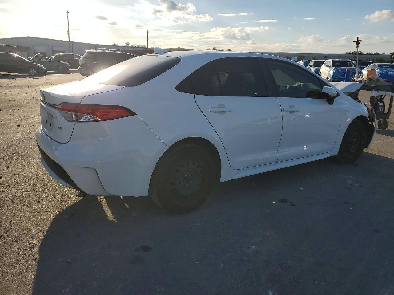 2021 TOYOTA COROLLA LE photo 3