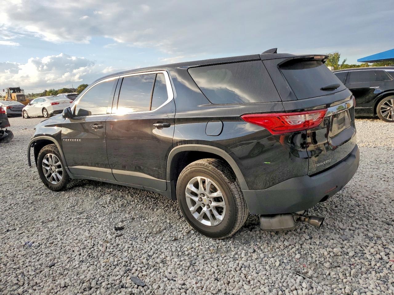 2020 CHEVROLET TRAVERSE LS photo 2