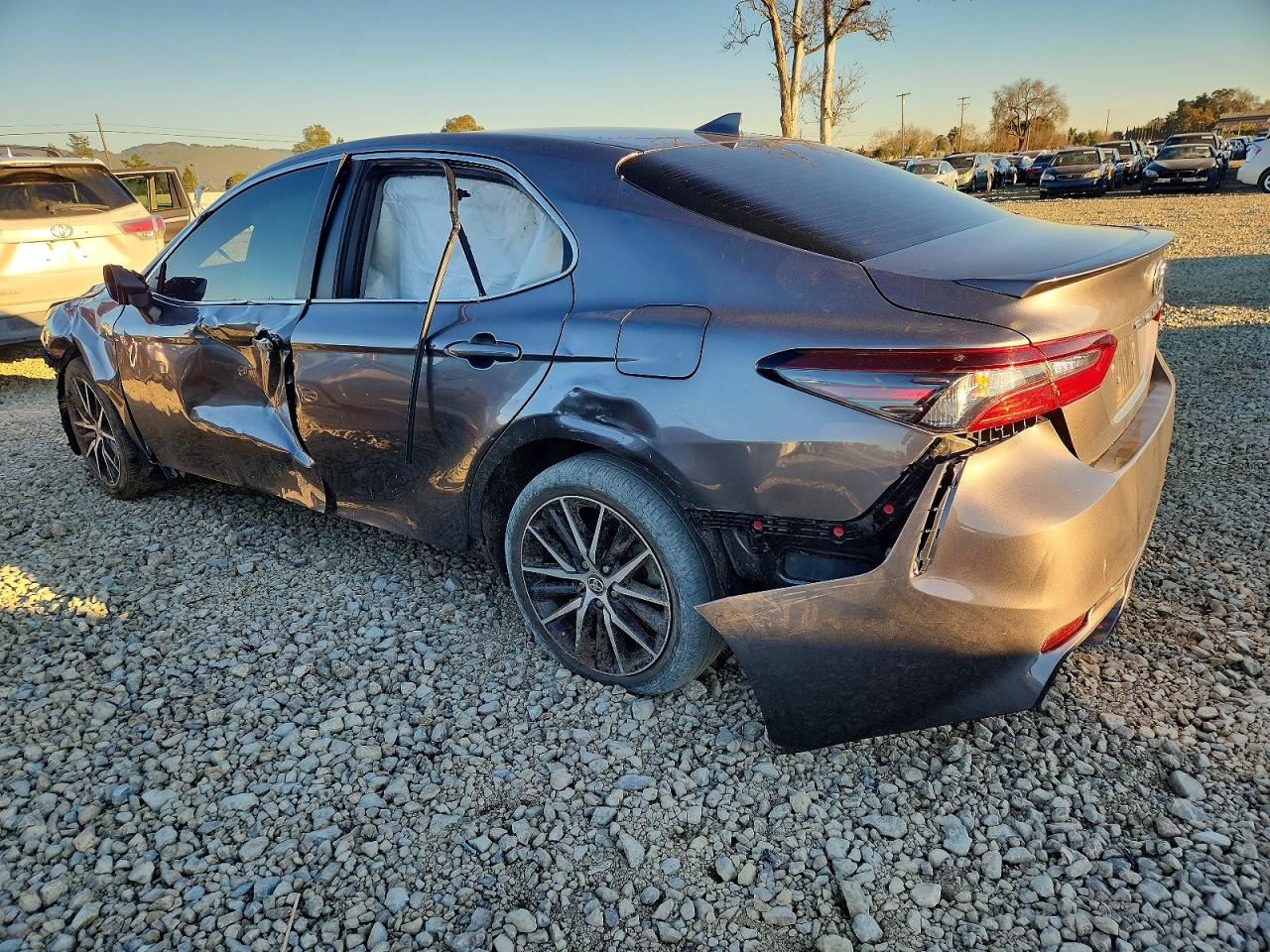 2022 TOYOTA CAMRY SE photo 2