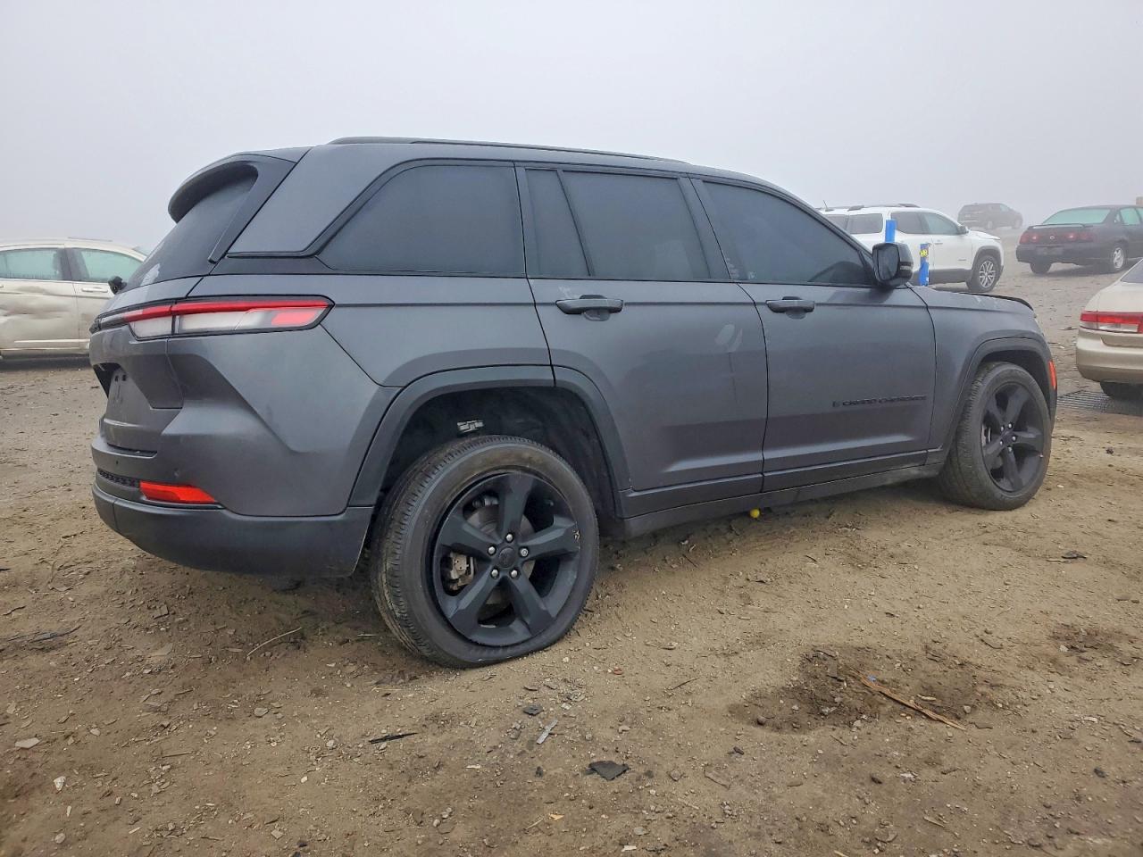 2023 JEEP GRAND CHEROKEE LAREDO photo 3
