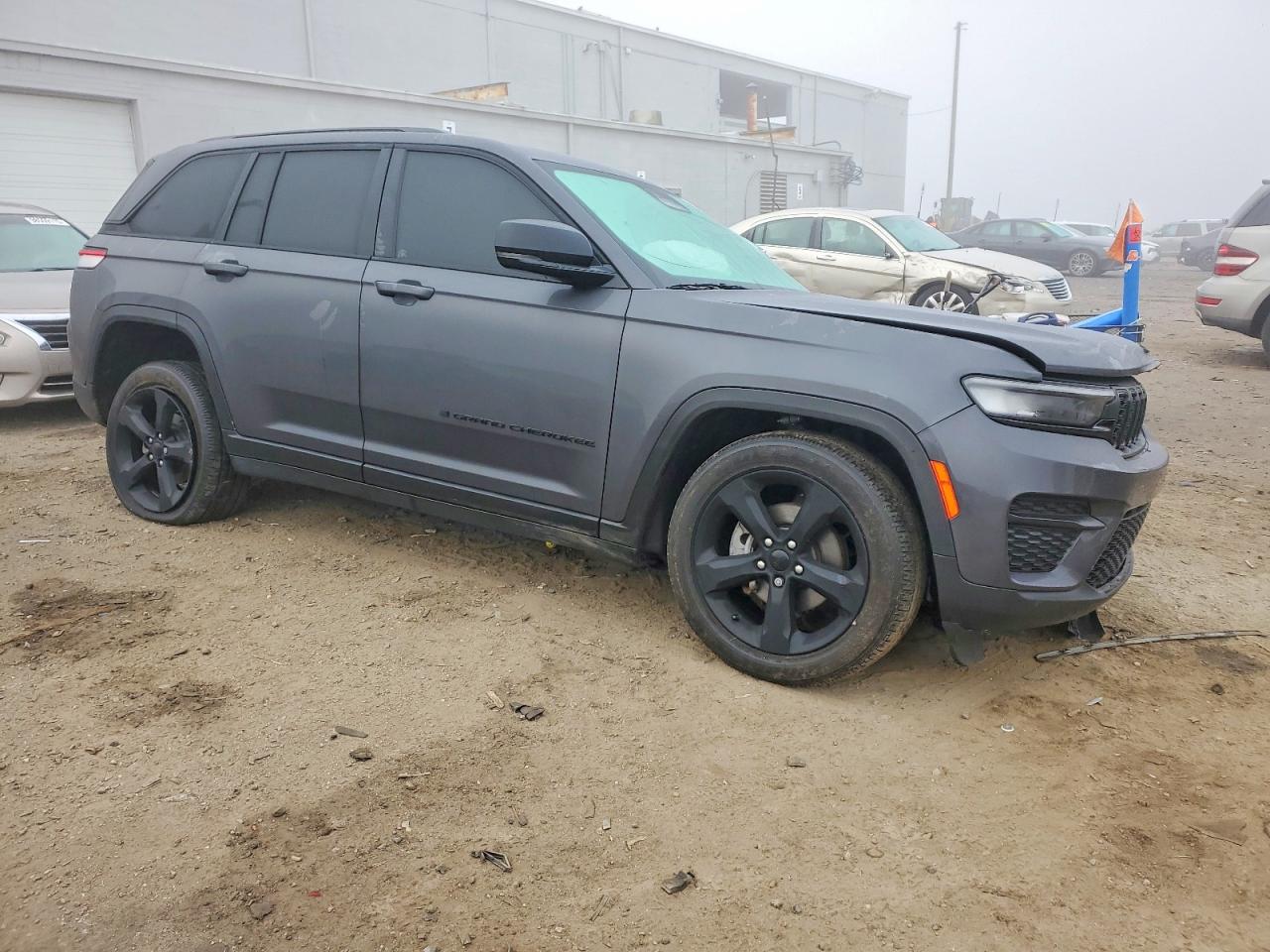 2023 JEEP GRAND CHEROKEE LAREDO photo 4
