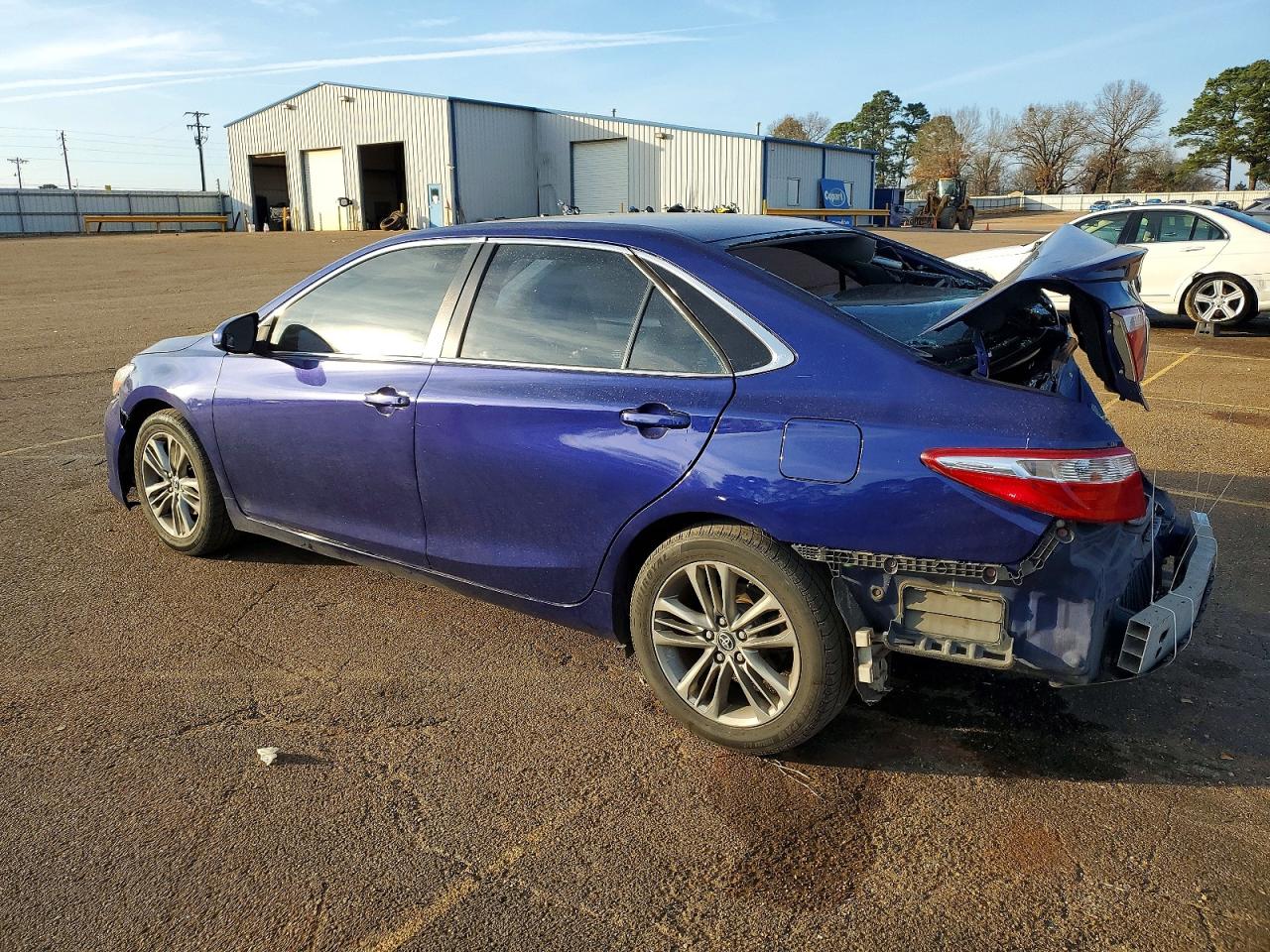 2016 TOYOTA CAMRY LE photo 2