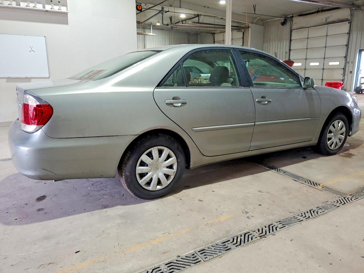 2005 TOYOTA CAMRY LE photo 3