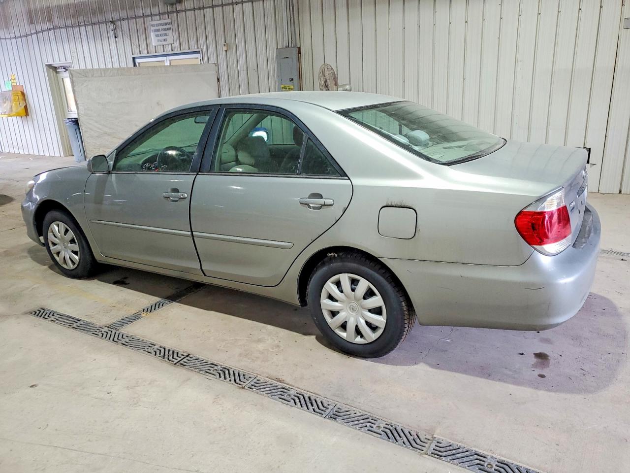 2005 TOYOTA CAMRY LE photo 2