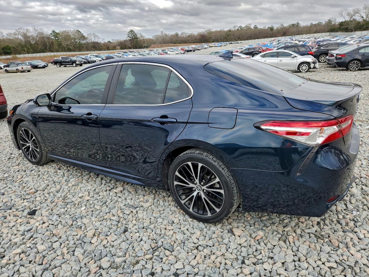 2020 TOYOTA CAMRY SE photo 2