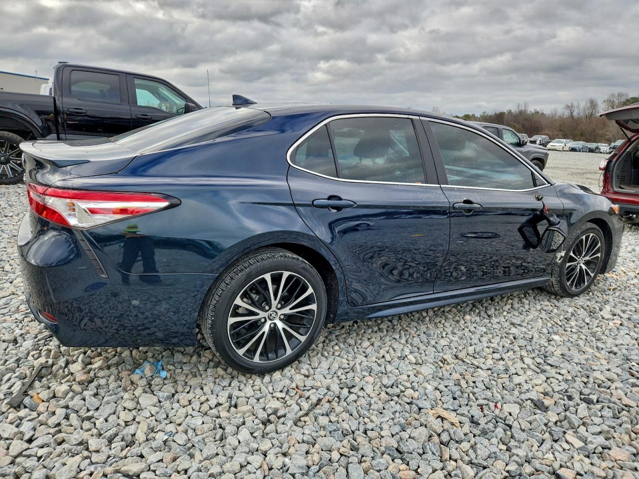 2020 TOYOTA CAMRY SE photo 3