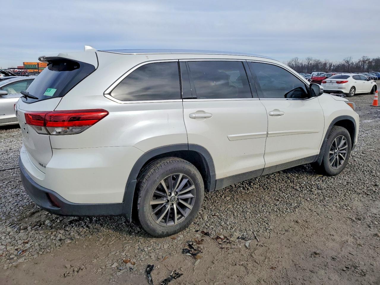 2019 TOYOTA HIGHLANDER SE photo 3