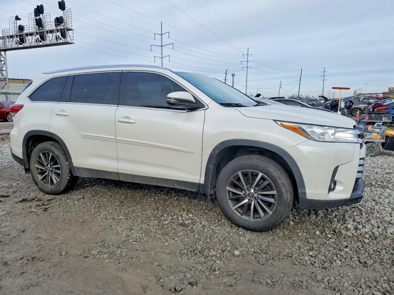 2019 TOYOTA HIGHLANDER SE photo 4