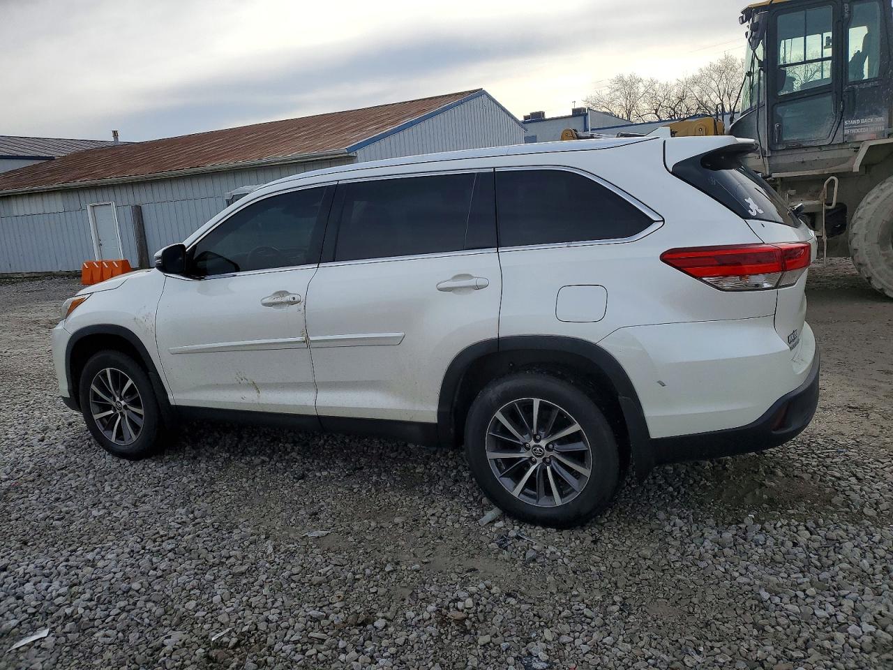 2019 TOYOTA HIGHLANDER SE photo 2