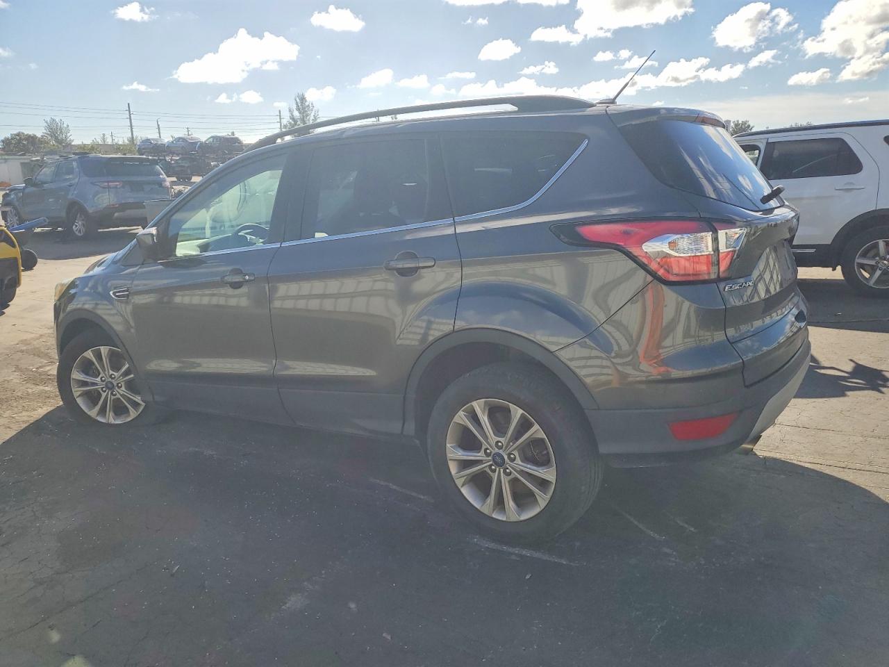 2018 FORD ESCAPE SE photo 2
