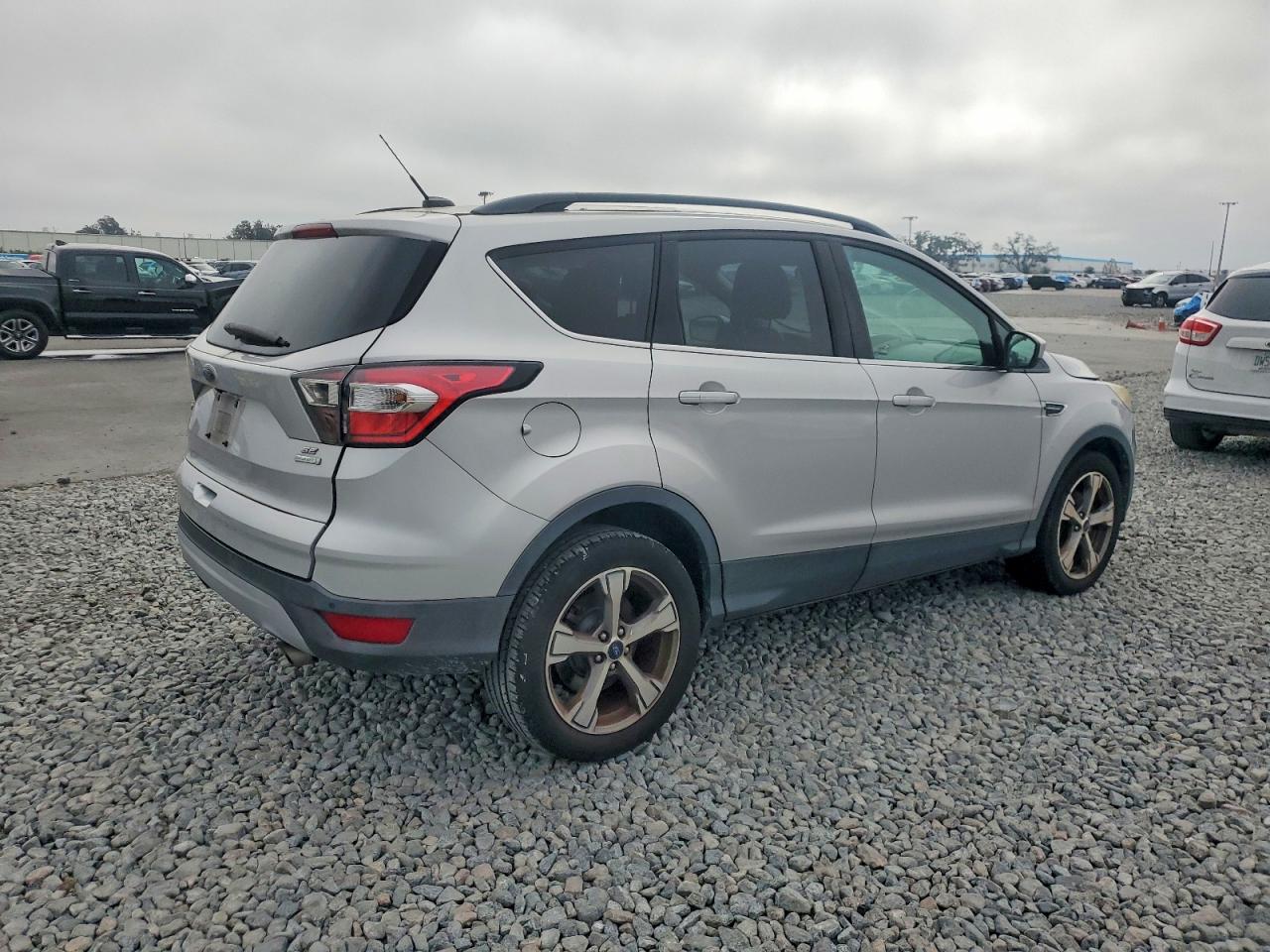 2017 FORD ESCAPE SE photo 3