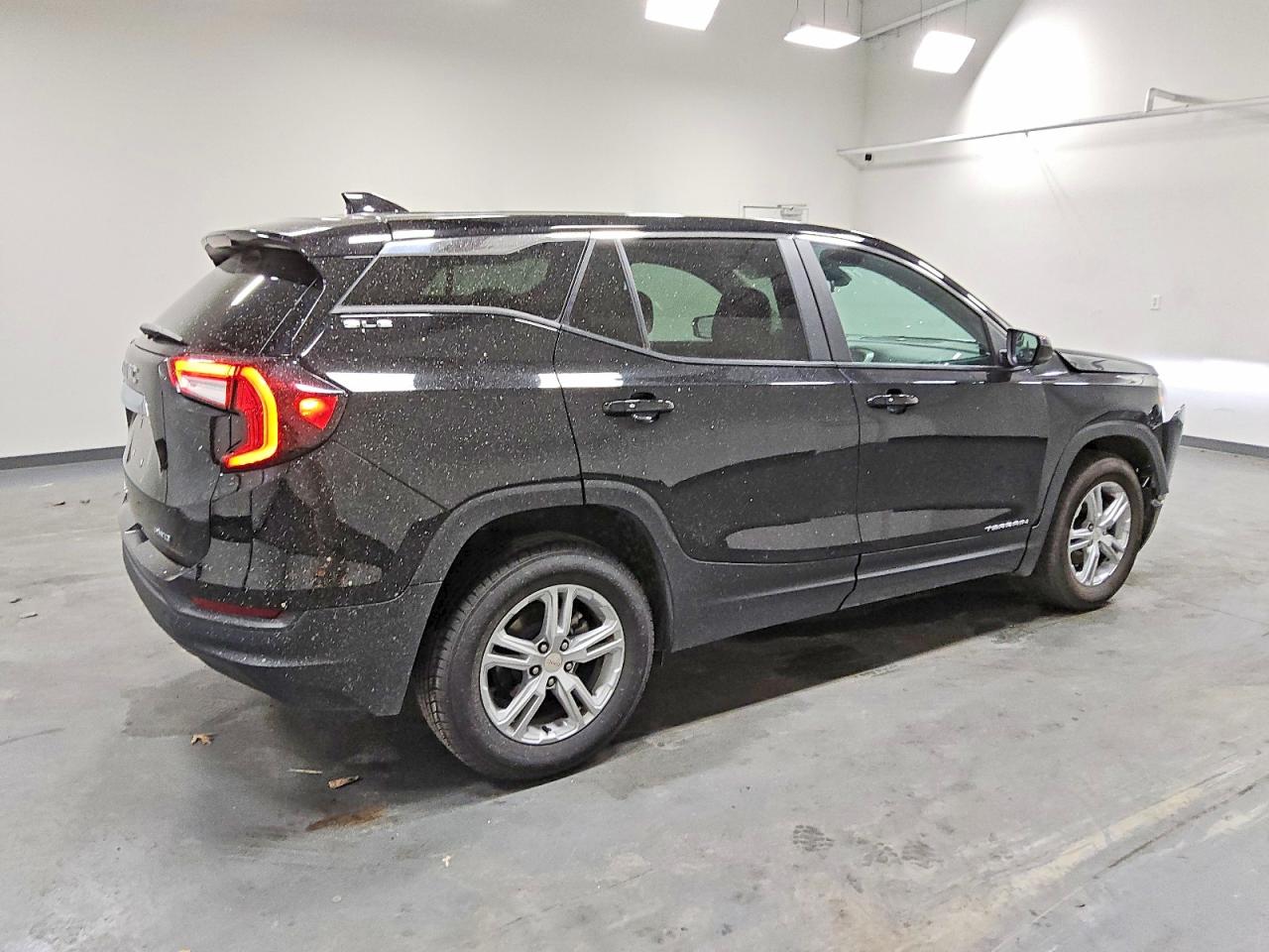 2024 GMC TERRAIN SLE photo 3