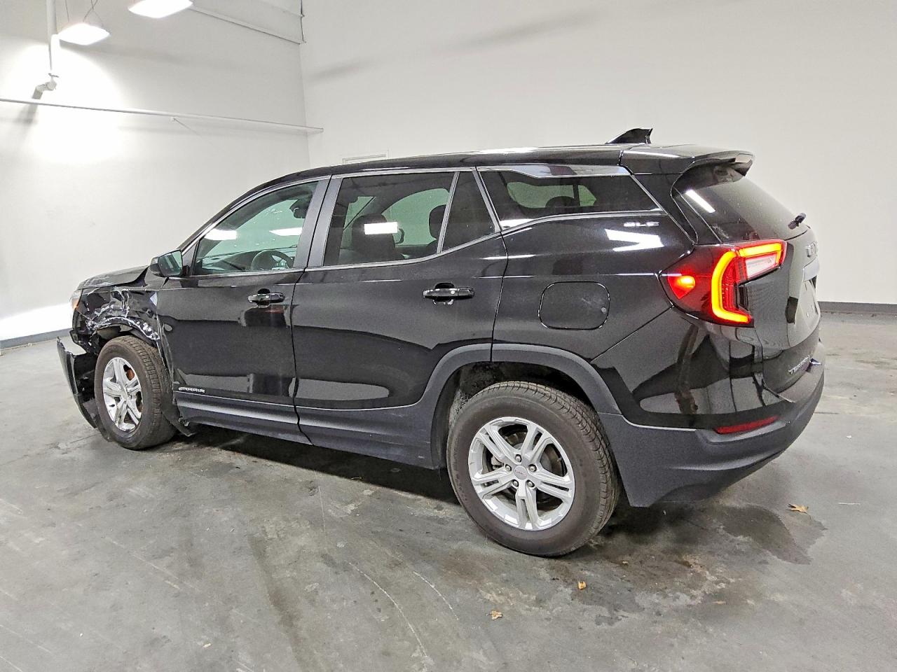 2024 GMC TERRAIN SLE photo 2