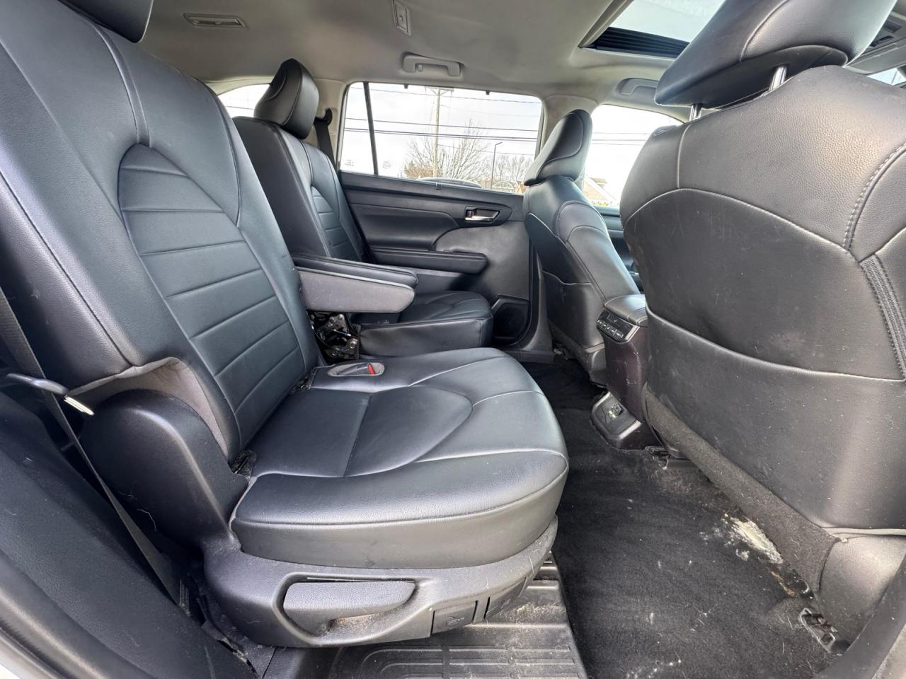 2021 TOYOTA HIGHLANDER XLE photo 6