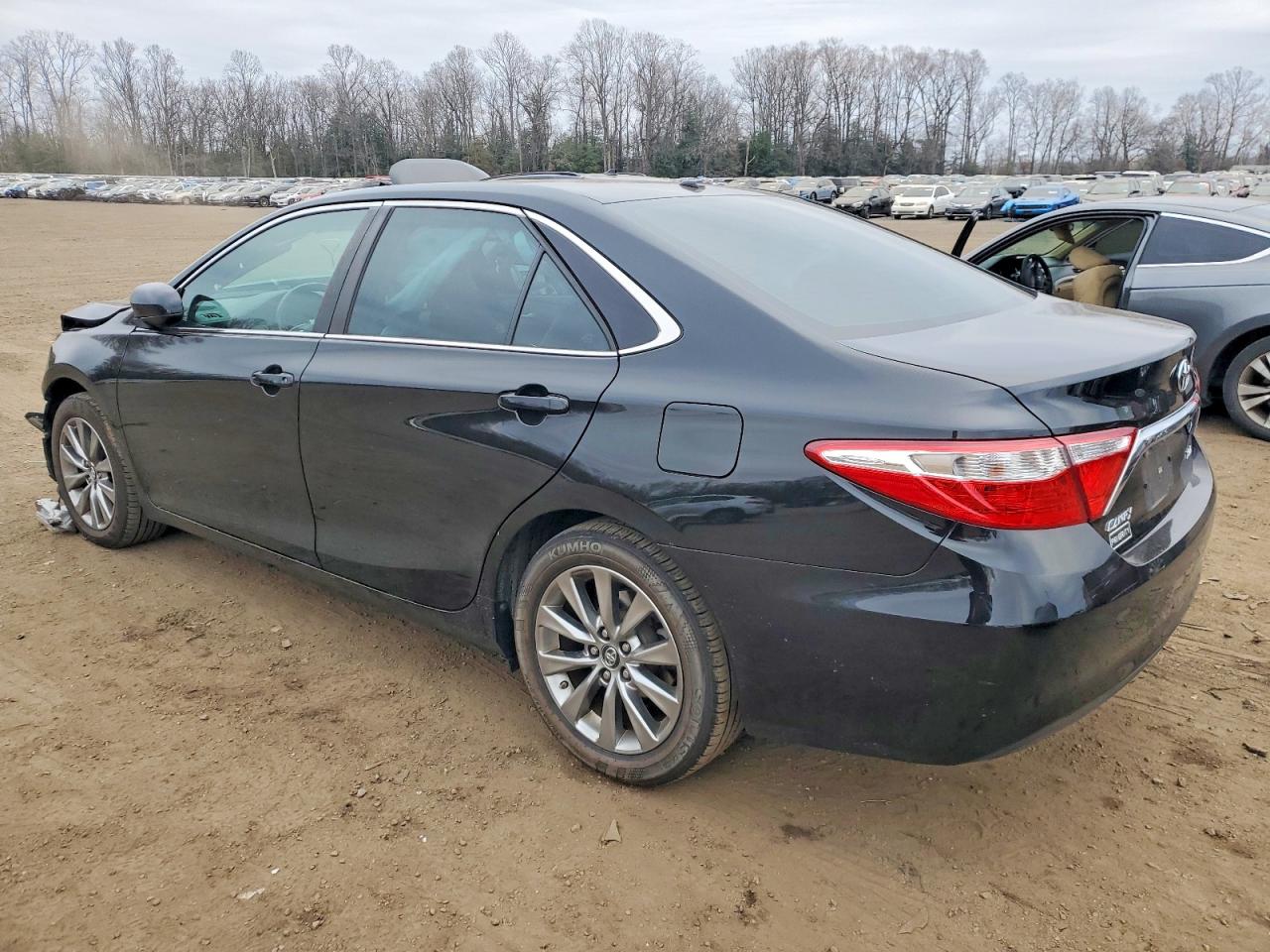 2016 TOYOTA CAMRY LE photo 2