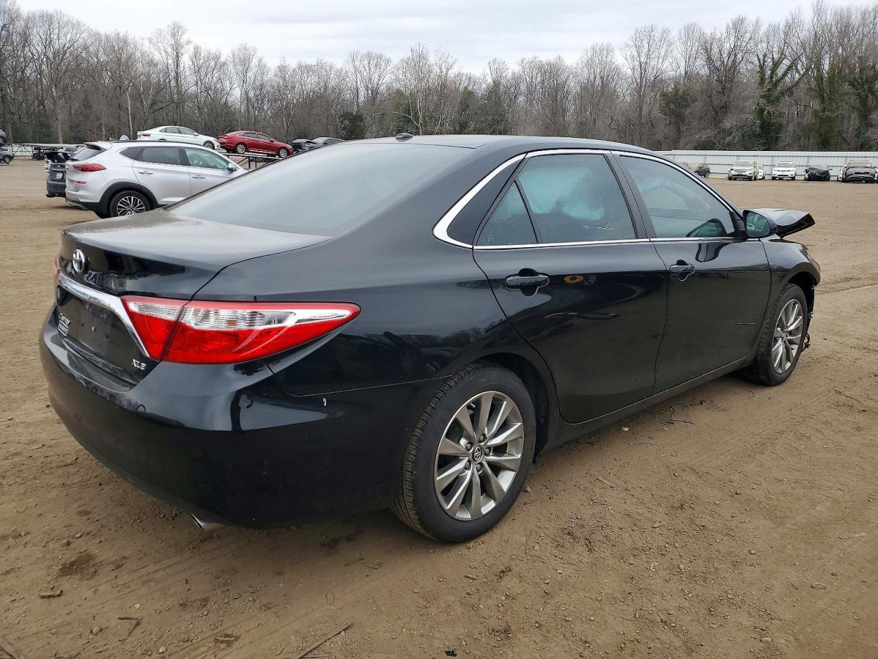 2016 TOYOTA CAMRY LE photo 3