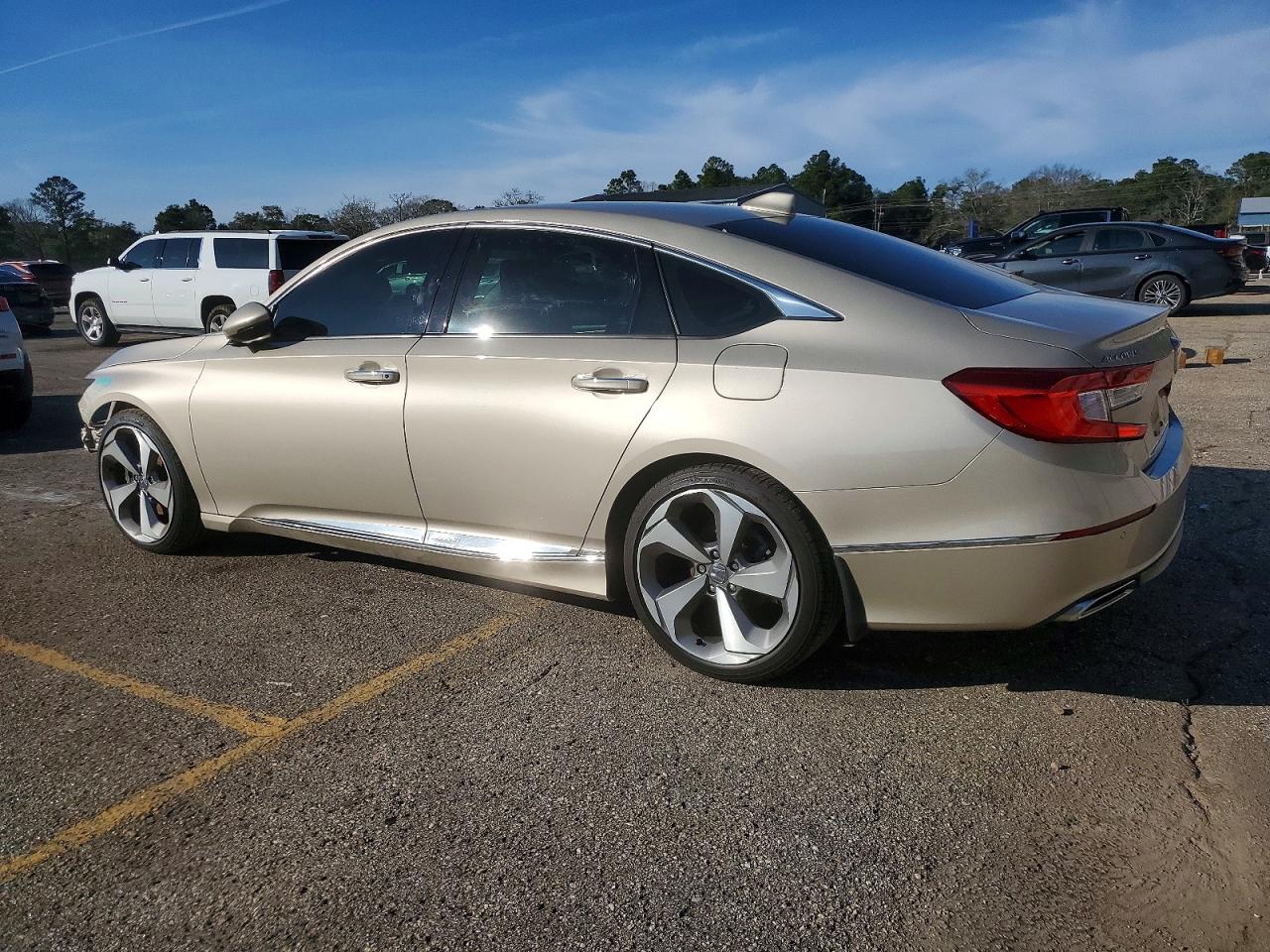 2018 HONDA ACCORD TOURING photo 2