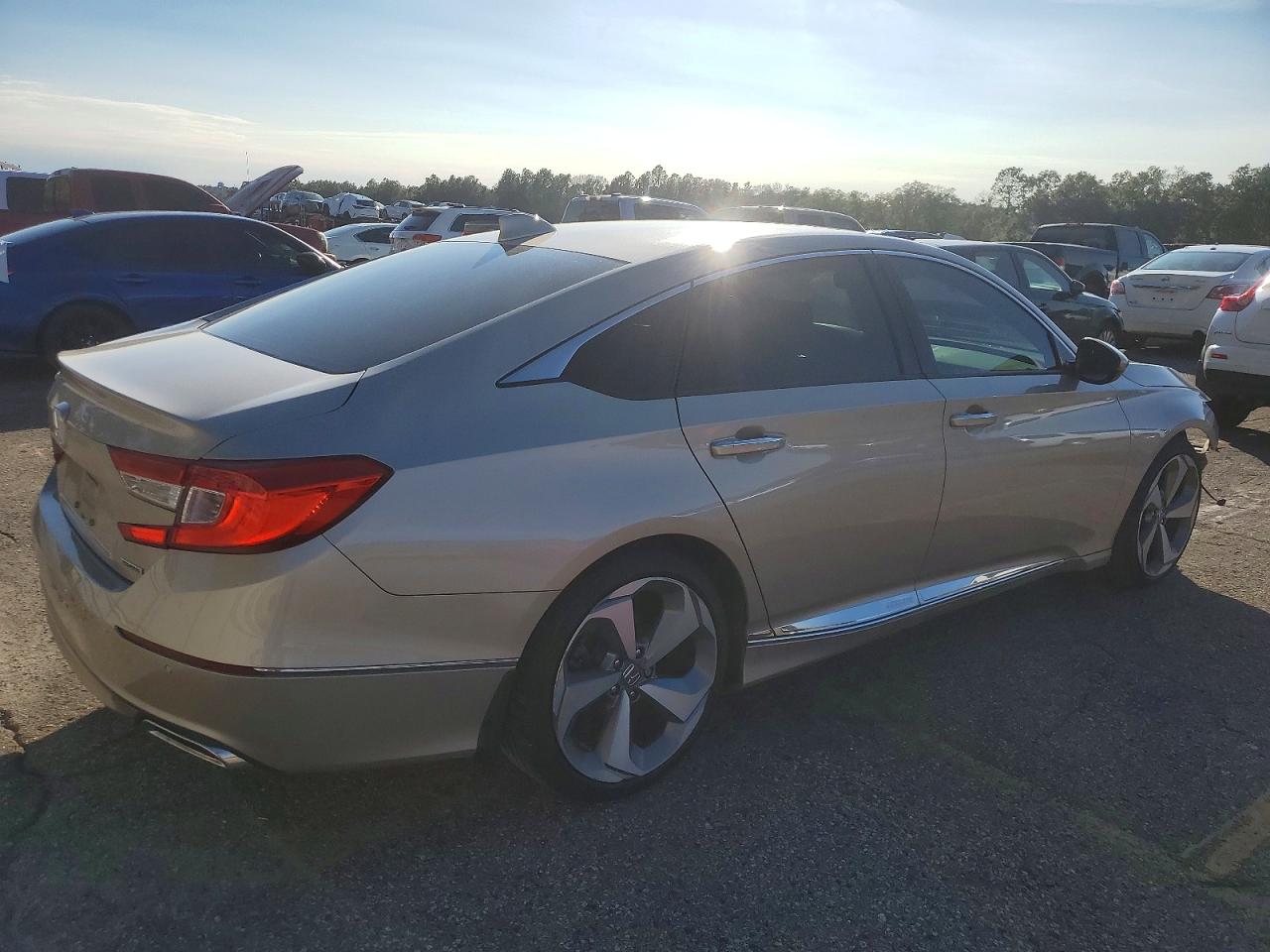 2018 HONDA ACCORD TOURING photo 3