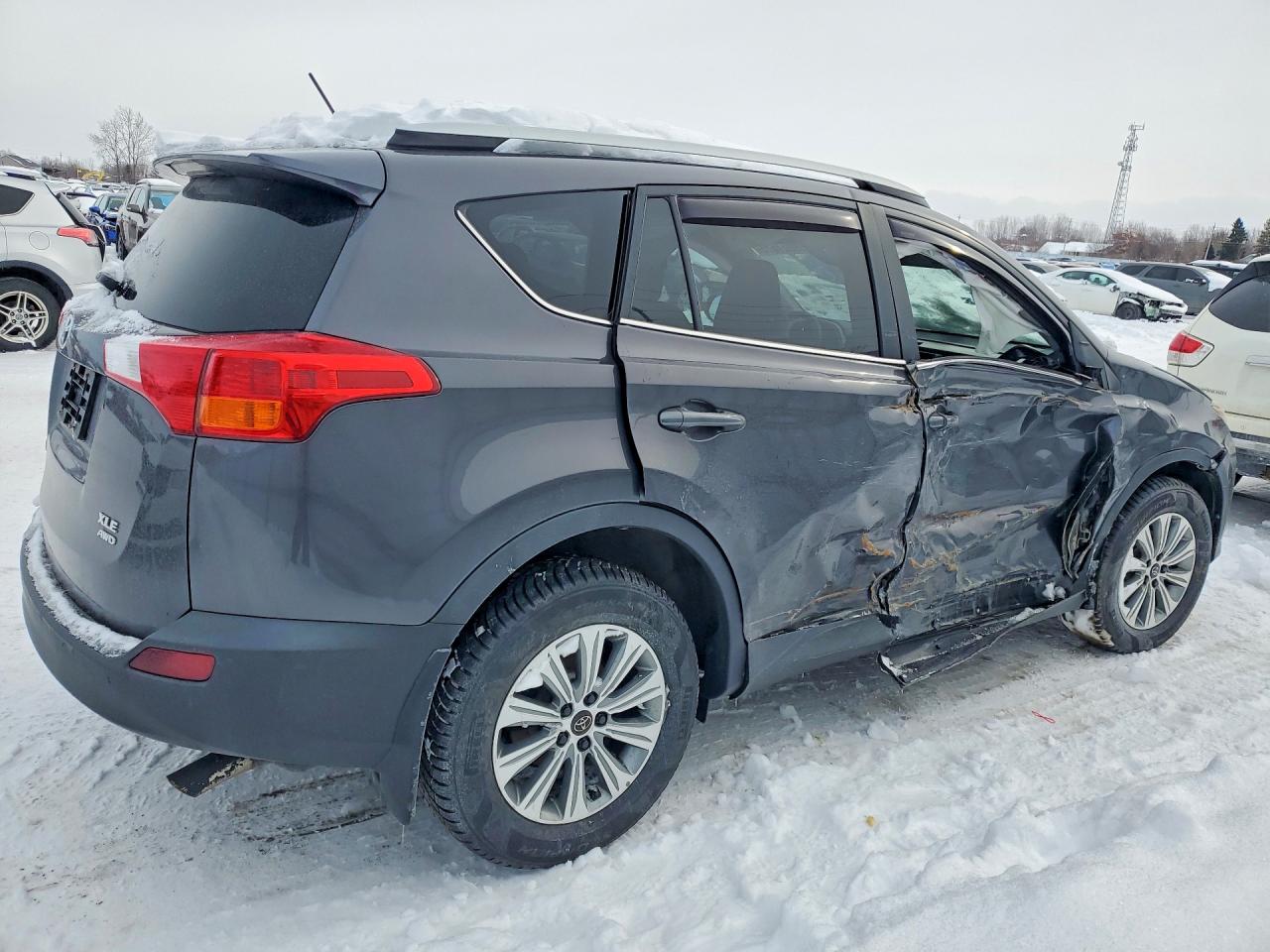 2015 TOYOTA RAV4 XLE photo 3