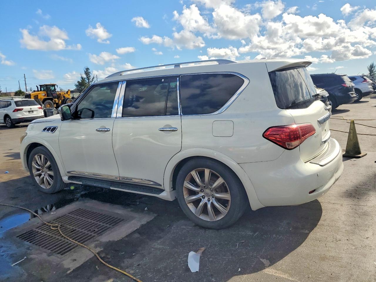 2011 INFINITI QX56 photo 2