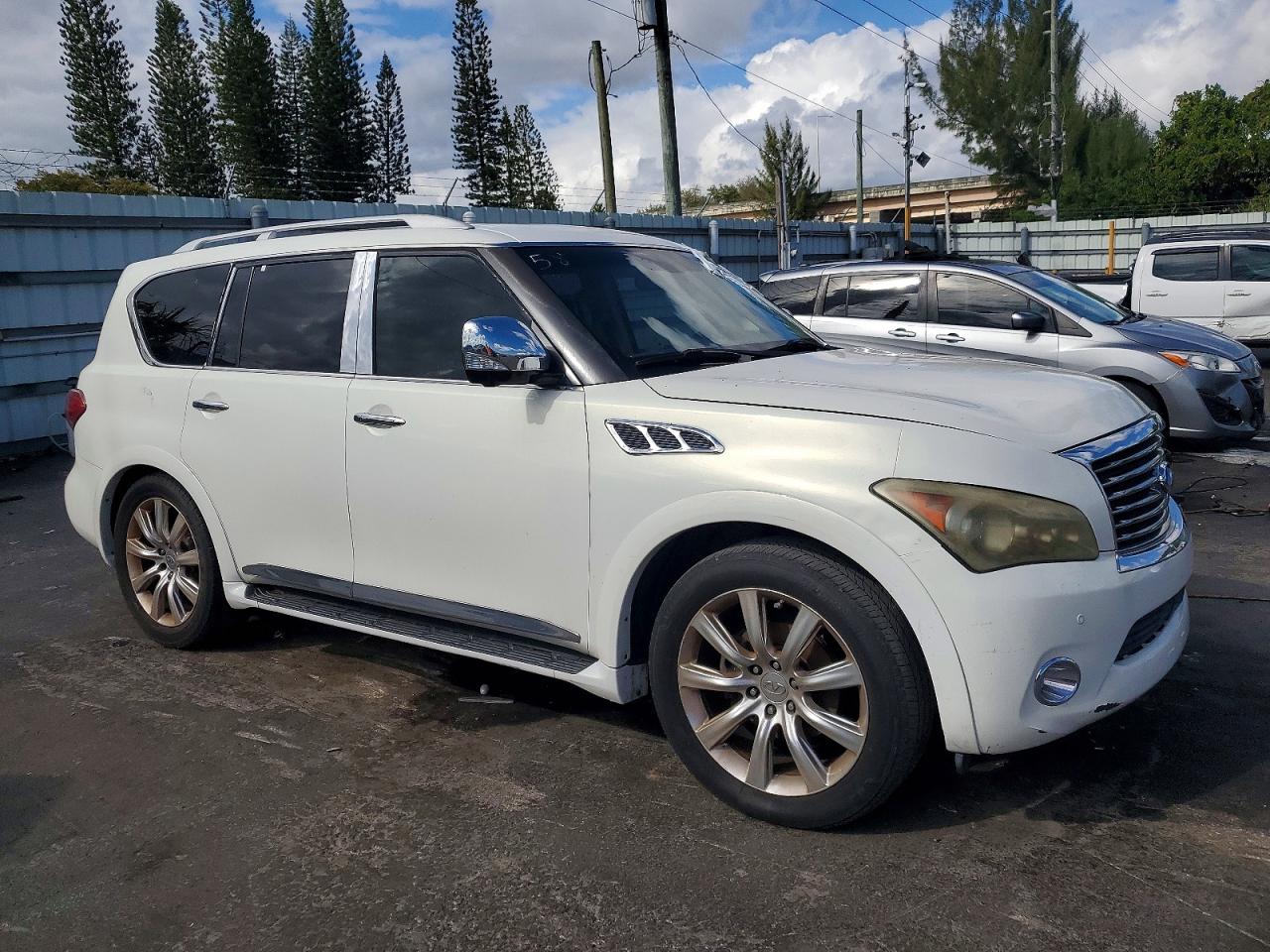 2011 INFINITI QX56 photo 4