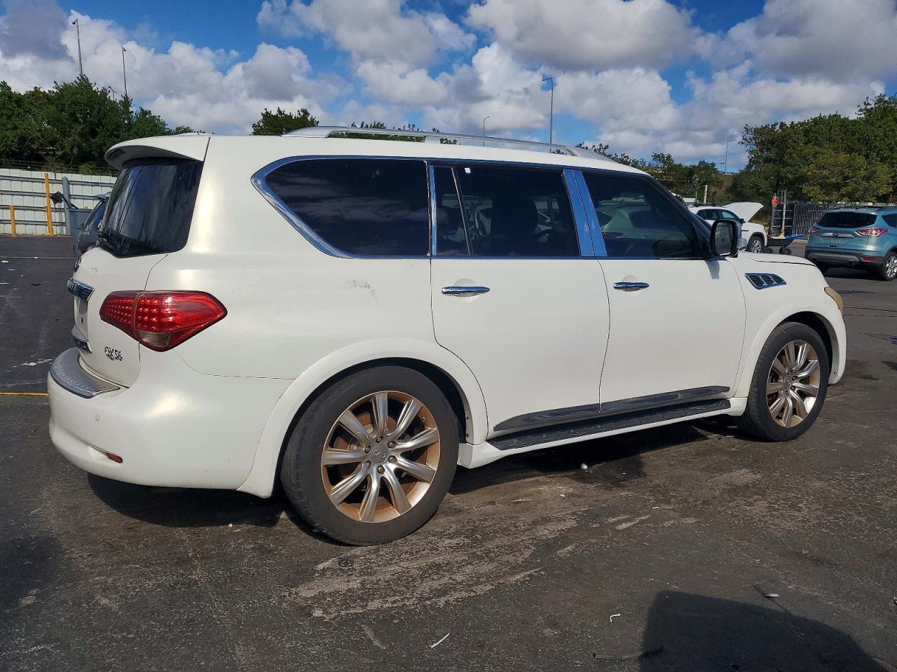 2011 INFINITI QX56 photo 3