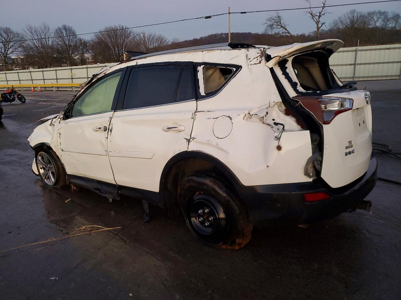 2015 TOYOTA RAV4 XLE photo 2