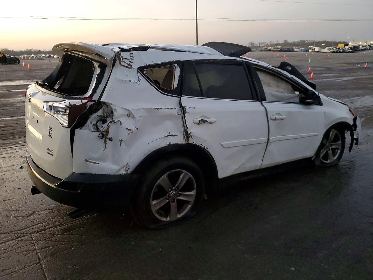 2015 TOYOTA RAV4 XLE photo 3