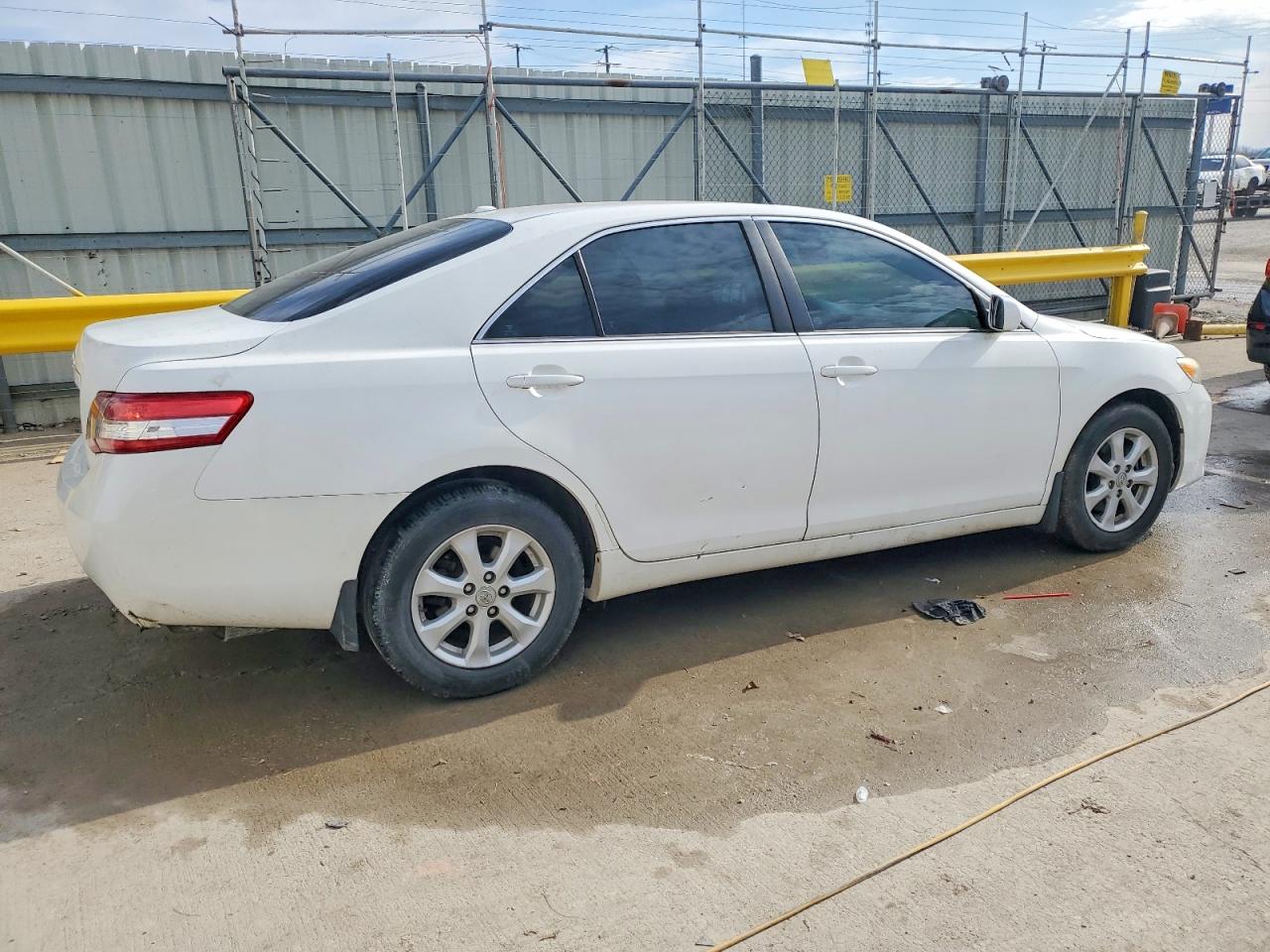 2011 TOYOTA CAMRY BASE photo 3