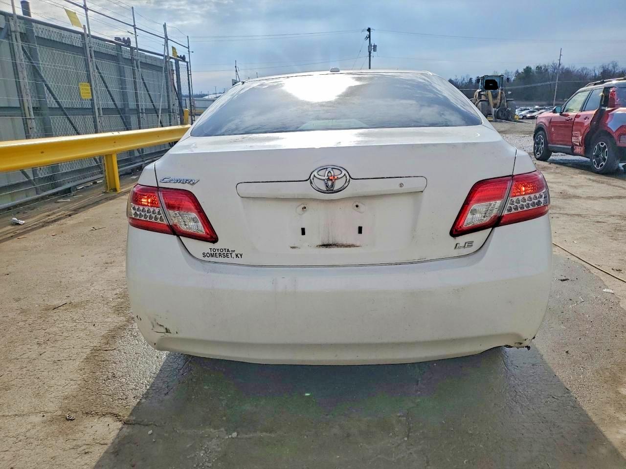 2011 TOYOTA CAMRY BASE photo 6