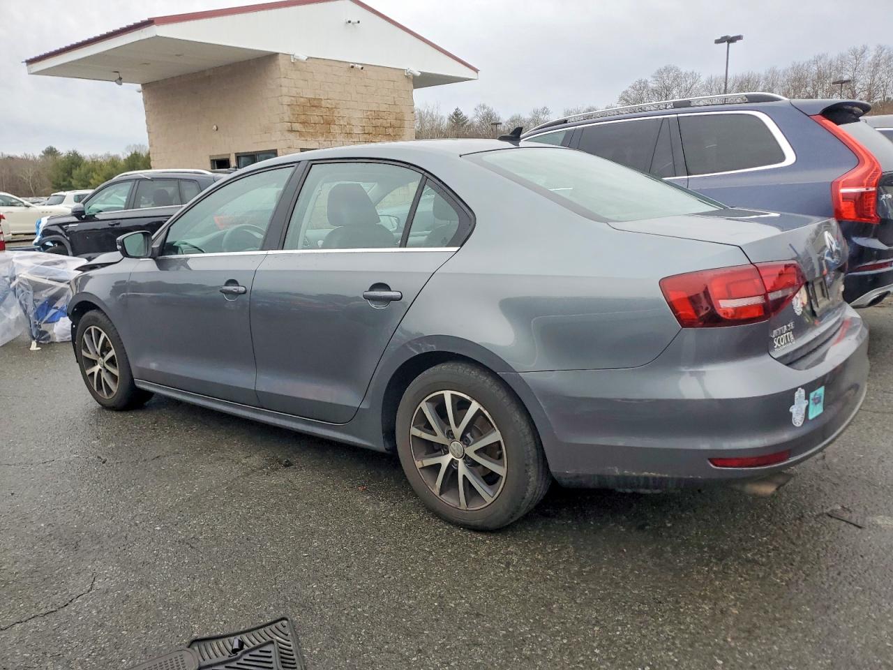 2017 VOLKSWAGEN JETTA SE photo 2