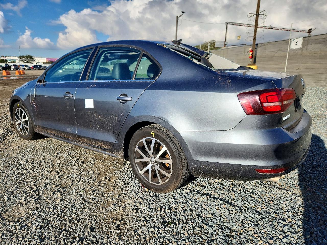 2017 VOLKSWAGEN JETTA SE photo 2