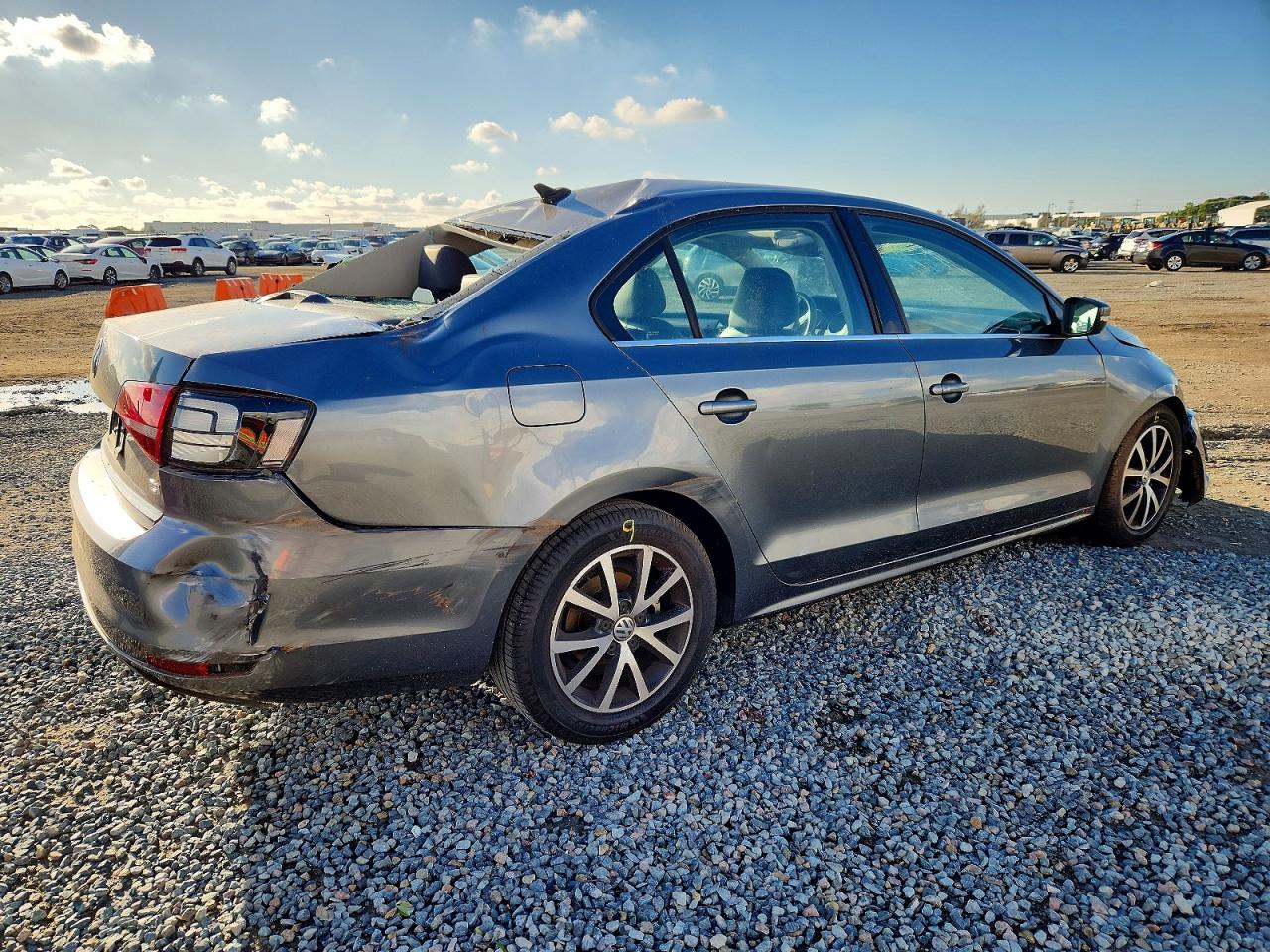 2017 VOLKSWAGEN JETTA SE photo 3