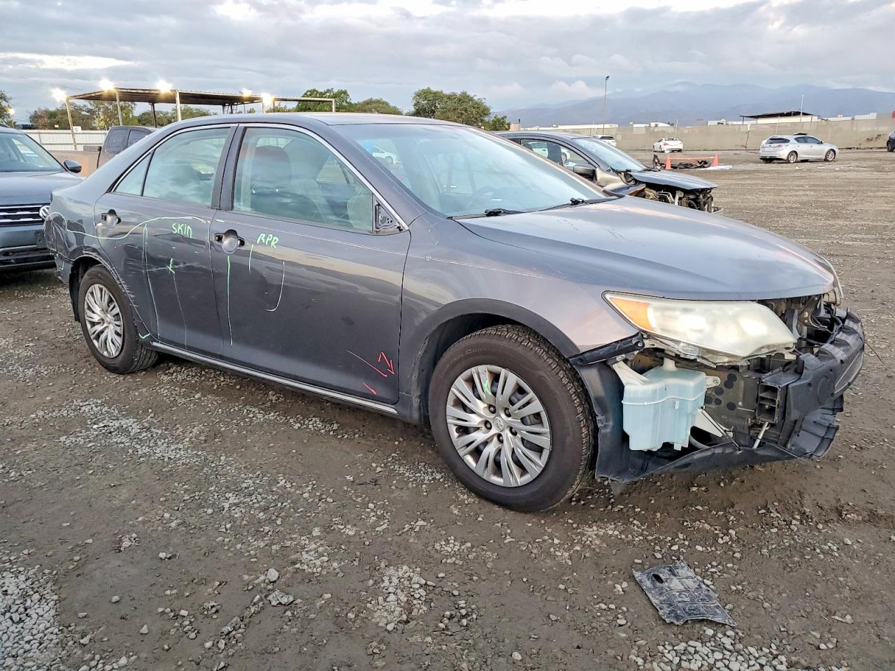 2014 TOYOTA CAMRY L photo 4