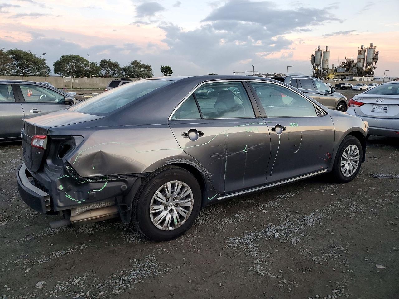 2014 TOYOTA CAMRY L photo 3