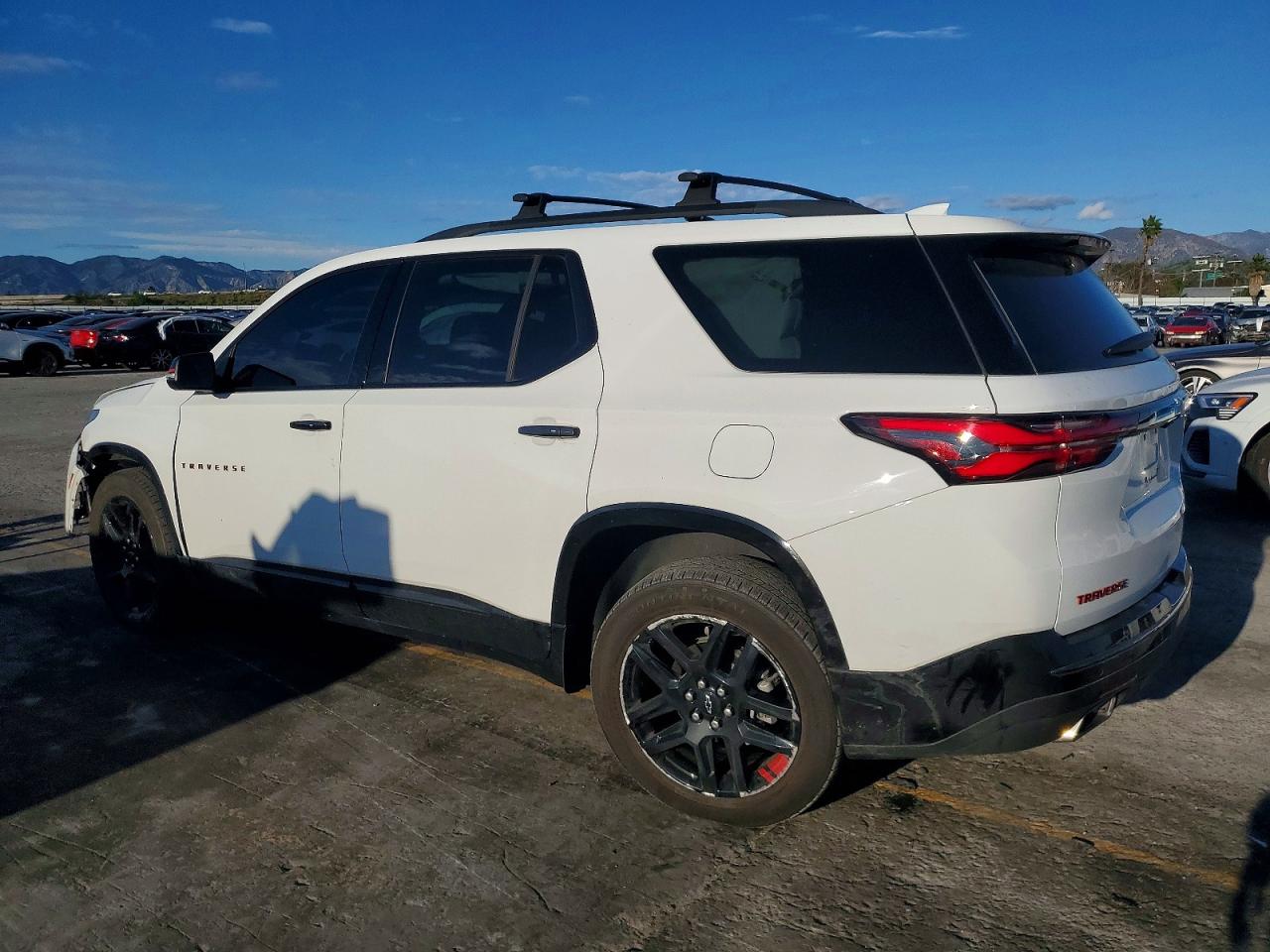 2023 CHEVROLET TRAVERSE PREMIER photo 2