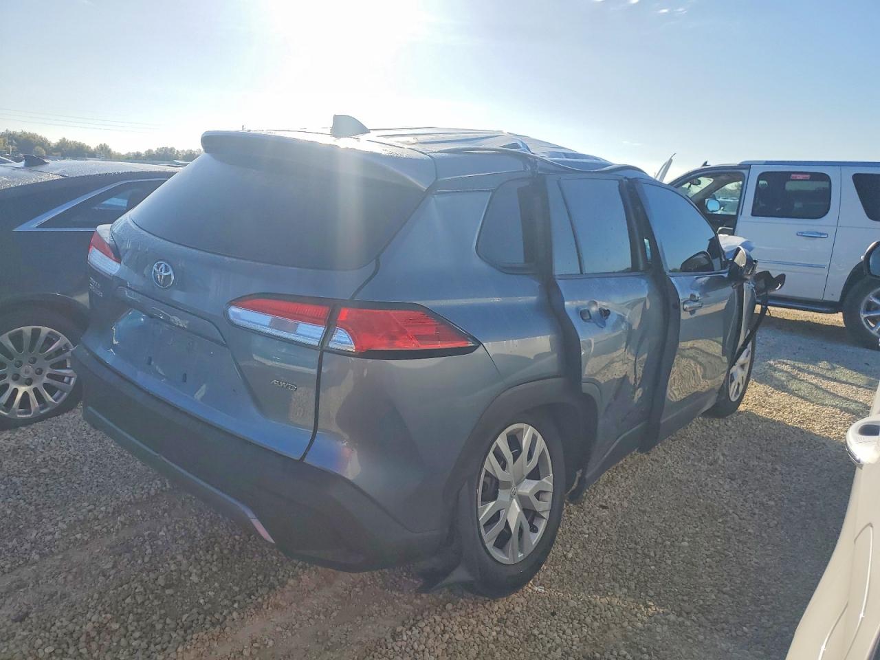 2022 TOYOTA COROLLA CROSS L photo 3