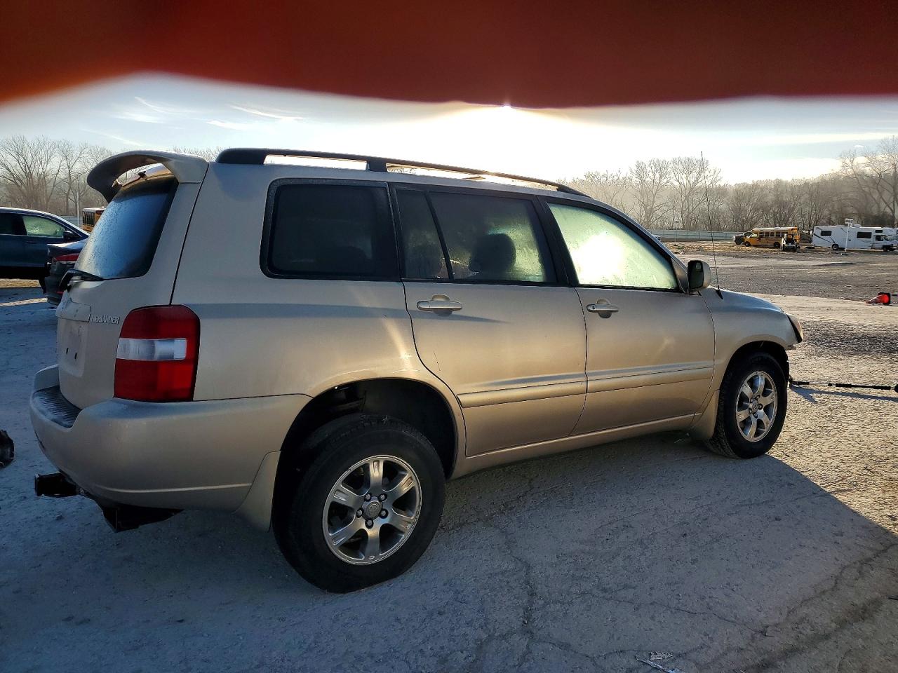 2004 TOYOTA HIGHLANDER photo 3