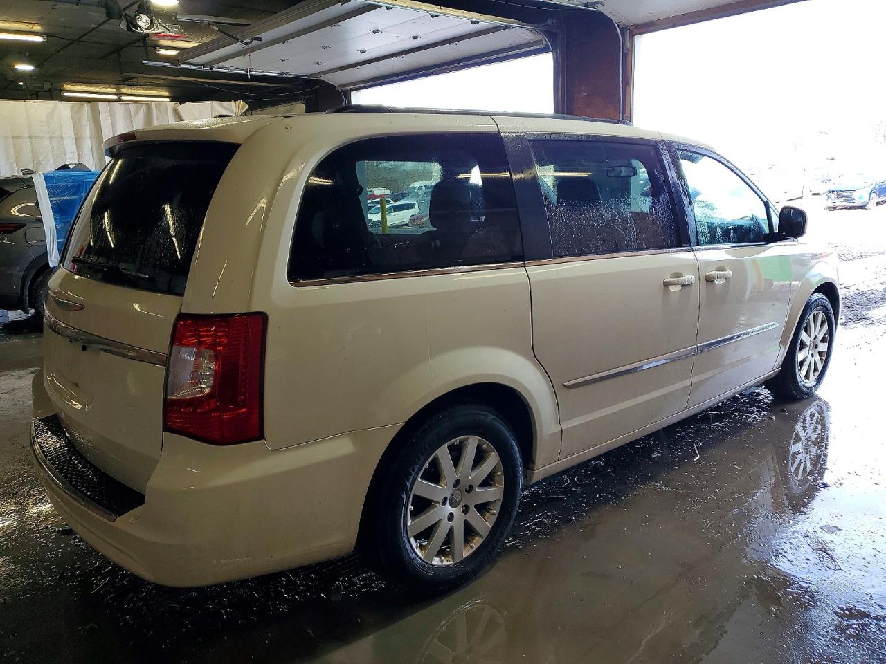 2013 CHRYSLER TOWN & COUNTRY TOURING photo 3