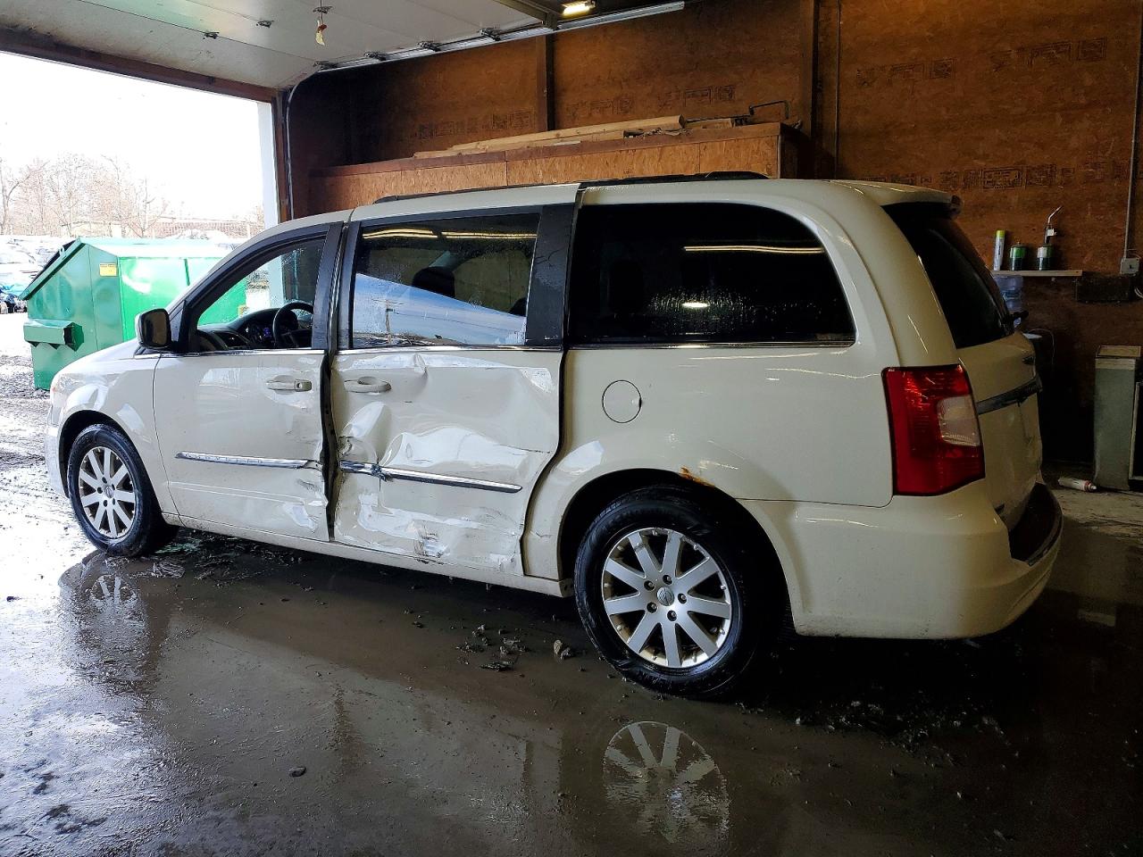 2013 CHRYSLER TOWN & COUNTRY TOURING photo 2