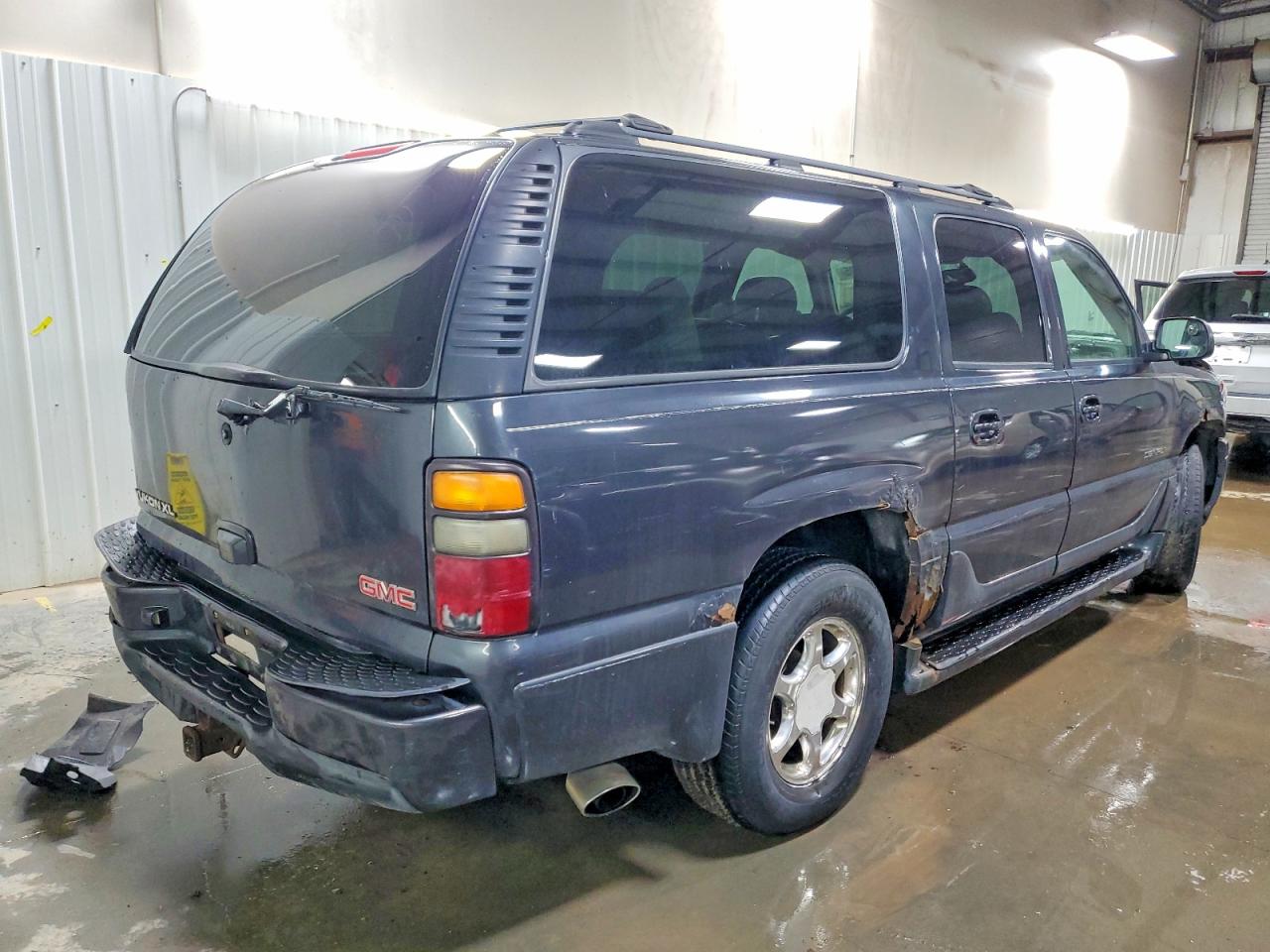 2004 GMC YUKON XL DENALI photo 3